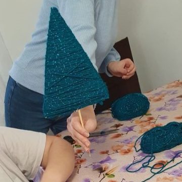 Decorațiuni de iarnă deosebite confecționate  de tinerii de la Casa de Tip Familial Hollósy Simon Baia Mare