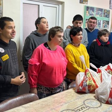 Reprezentanții Asociației Femeilor Ortodoxe „Mironosițele Femei” au fost de această dată mesagerii lui Moș Crăciun pentru tinerii cu dizabilități