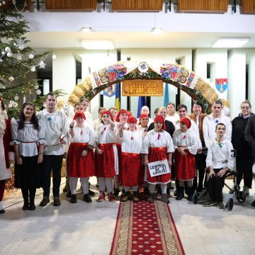 Sute de colindători au vestit Nașterea Mântuitorului prin colinde și urări de Crăciun, în aceste zile la Palatul Administrativ din Baia Mare Sute de colindători au vestit Nașterea Mântuitorului prin colinde și urări de Crăciun, în aceste zile la Palatul Administrativ din Baia Mare