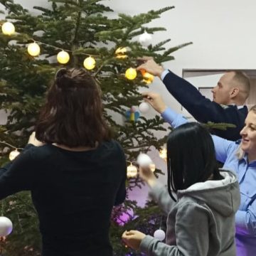 Jandarmii maramureșeni au împodobit bradul cu copiii unei Case de Tip Familial din Baia Mare
