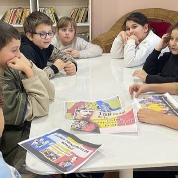 Copiii de la Centrul de Zi Sighetu Marmației, din cadrul DGASPC Maramureș, au desfășurat activitatea sub titlul: “Hai să dăm mână cu mână”