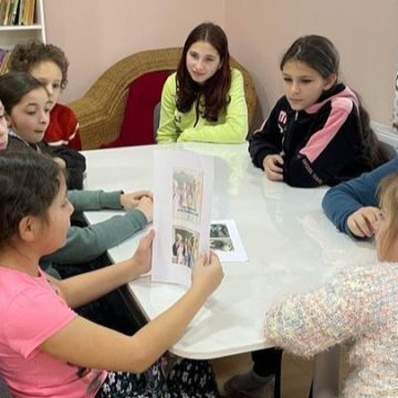 Copiii de la Casa de Tip Familial Pandurilor și cei de la Centrul de Zi Sighetu Marmației, din cadrul DGASPC Maramureș, au desfășurat activități pe tema nonviolenței în școală
