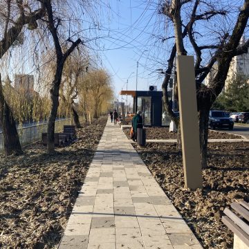 Trotuar și pistă de biciclete înlocuite cu alee de promenadă îngustă în zonă des circulată