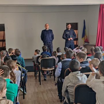 Activitățile preventiv-educative,oferite de jandarmii maramureșeni în școli, continuă Activitățile preventiv-educative,oferite de jandarmii maramureșeni în școli, continuă