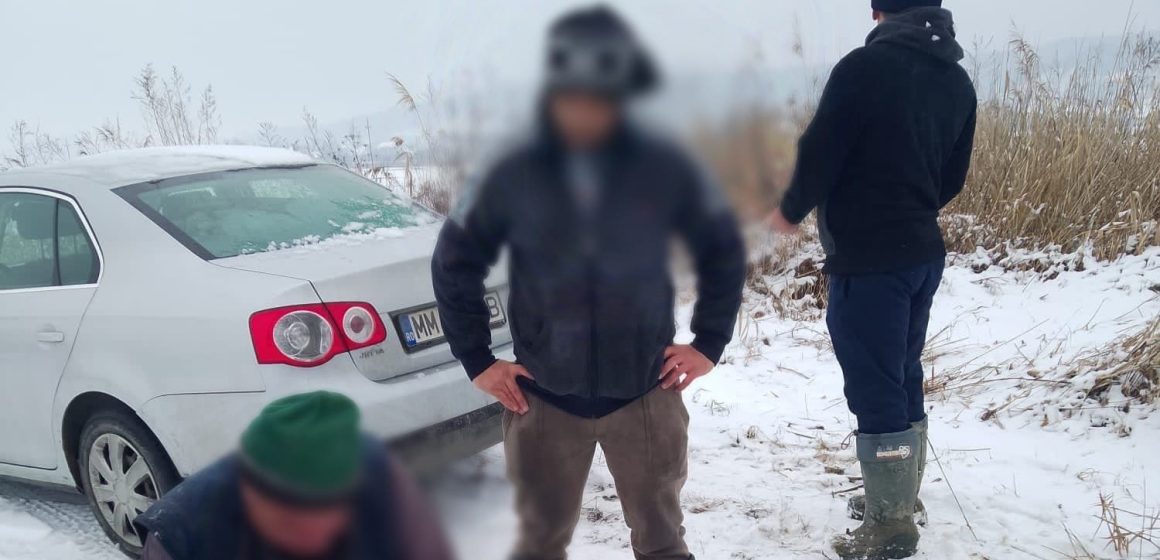 Infracțiune constatată de jandarmii maramureşeni și amenzi aplicate pentru trei bărbați care pescuiau ilegal