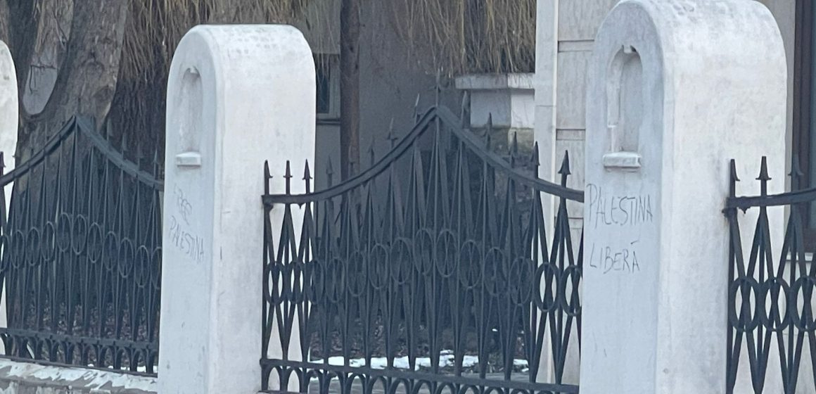 Foto | Gardul noii Sinagogi Mari din Sighet a fost vandalizat