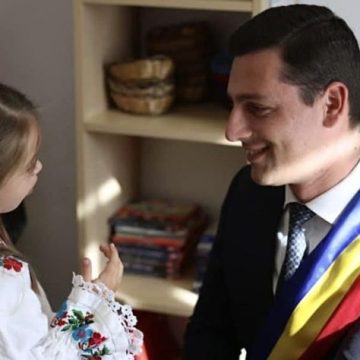 MASĂ SĂNĂTOASĂ: Elevii și preșcolarii din 26 de unități de învățământ din Maramureș primesc gratuit, o masă caldă sau un pachet cu alimente sănătoase