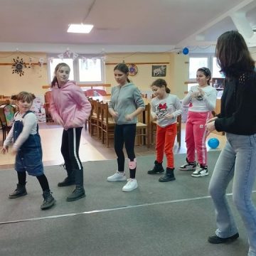 Copiii de la Centrul de Zi Sighetu Marmației, din cadrul DGASPC Maramureș, s-au bucurat să se revadă cu voluntarii Asociației Sos Bambini – Romania