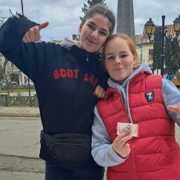 DGASPC MARAMUREȘ: Copiii de la Centrul de Primire în Regim de Urgență Sighetu Marmației s-au alăturat  expoziției caritabile ”Mărțișor. Tradiție și simbol” la