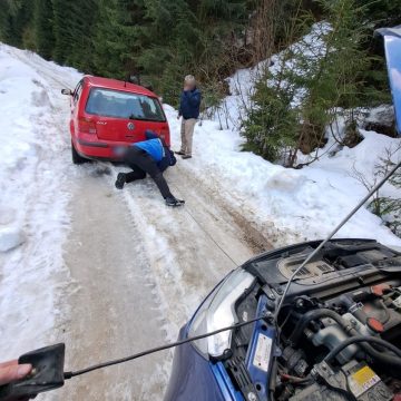 ÎNZĂPEZIȚI: Jandarmii au repus în mișcare o mașină cu doi turiști blocată în zăpadă ÎNZĂPEZIȚI: Jandarmii au repus în mișcare o mașină cu doi turiști blocată în zăpadă