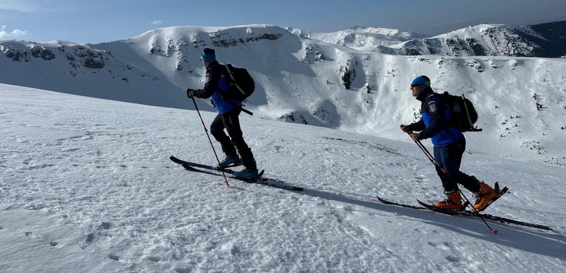 SCHI: Recomandările jandarmilor montani pentru schiori și snowboarderi pe pârtiile de schi
