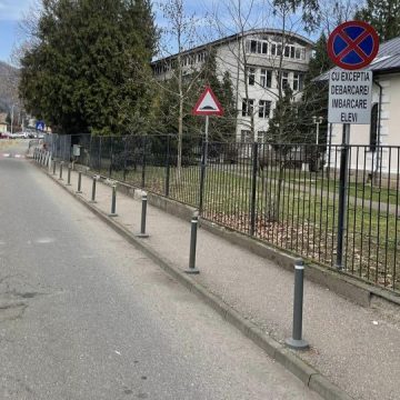 DARE ÎN FOLOSINȚĂ: Sistem de culoar de îmbarcare și debarcare a elevilor, în fața Colegiului de Arte