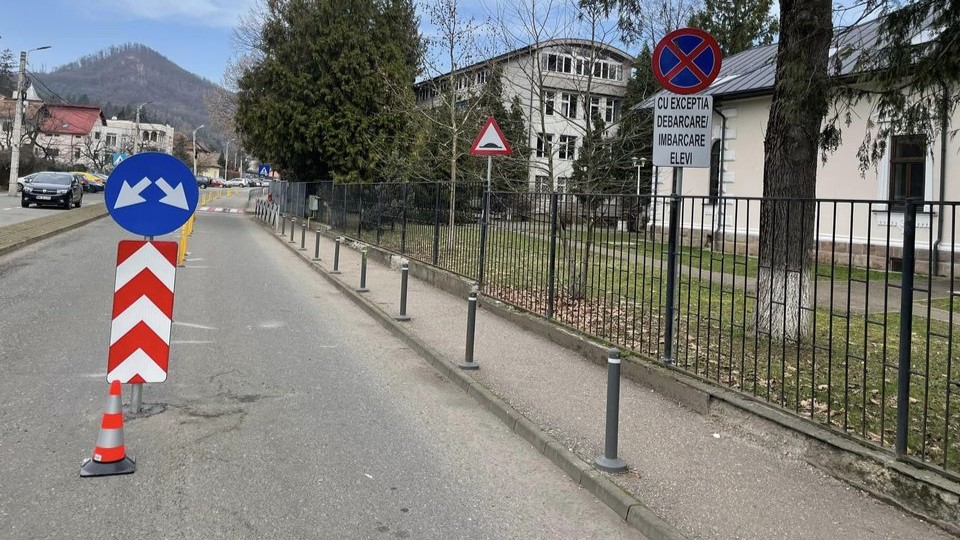 DARE ÎN FOLOSINȚĂ: Sistem de culoar de îmbarcare și debarcare a elevilor, în fața Colegiului de Arte DARE ÎN FOLOSINȚĂ: Sistem de culoar de îmbarcare și debarcare a elevilor, în fața Colegiului de Arte