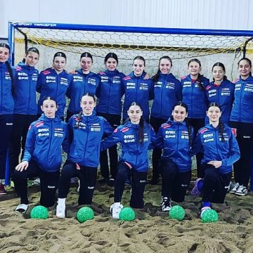 BEACH HANDBALL: Lotul național de junioare, în cantonament în Baia Mare BEACH HANDBALL: Lotul național de junioare, în cantonament în Baia Mare