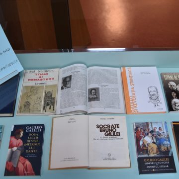 Vitrină de carte în memoria lui Galileo Galilei
