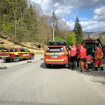 SALVAMONT MARAMUREȘ: Acordare de prim ajutor unei tinere de 18 ani cu o fractură SALVAMONT MARAMUREȘ: Acordare de prim ajutor unei tinere de 18 ani cu o fractură