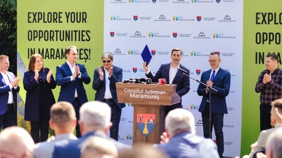 VIDEO | Moment istoric pentru Maramureș: Ionel Bogdan, președintele Consiliului Județean și Marcel Boloș, ministrul Finanțelor au semnat contractul de finanțare pentru primul parc industrial din județ, la Baia Sprie