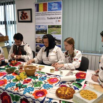 EXPOZIȚIE DE ARTĂ FOTOGRAFICĂ: România în straie tradiționale – semnată de Tudorel Ilie