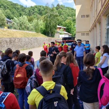 ACTIVITĂȚI DE DE PREVENIRE: Polițiști la discuții cu elevii pe tema disparițiilor de minori ACTIVITĂȚI DE DE PREVENIRE: Polițiști la discuții cu elevii pe tema disparițiilor de minori