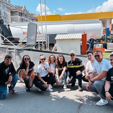 SIGHET: Participanții la Maramureș Car Show pot testa un simulator privind accidentele SIGHET: Participanții la Maramureș Car Show pot testa un simulator privind accidentele