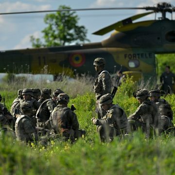 ACȚIUNI DE ANTRENAMENT: Se fac exerciții militare în județ