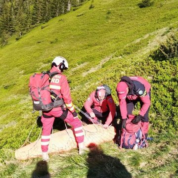 SALVAMONT: Ucrainean rătăcit în munți, salvat cu sprijinul elicopterului SMURD SALVAMONT: Ucrainean rătăcit în munți, salvat cu sprijinul elicopterului SMURD