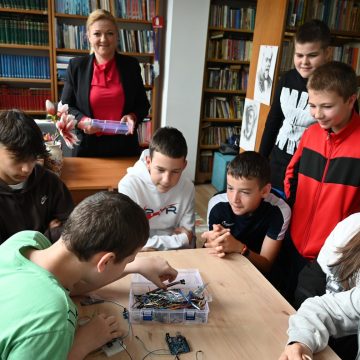 CLUBUL CODE KIDS al bibliotecii Centrului Cultural-Social Vișeu de Sus a construit un senzor pentru a detecta nivelul de umiditate din sol