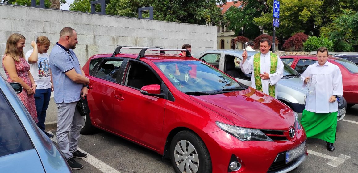 BISERICA SFÂNTA TREIME BAIA MARE: Binecuvântarea autovehiculelor