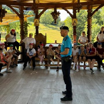 GALERIE FOTO: Jandarmii montani maramureșeni, alături de copiii din tabăra de la Mănăstirea Dealu Mare GALERIE FOTO: Jandarmii montani maramureșeni, alături de copiii din tabăra de la Mănăstirea Dealu Mare