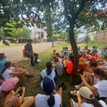 IPJ: Polițiști în mijlocul copiilor, în campania „Împreună pentru o vacanță în siguranță” IPJ: Polițiști în mijlocul copiilor, în campania „Împreună pentru o vacanță în siguranță”