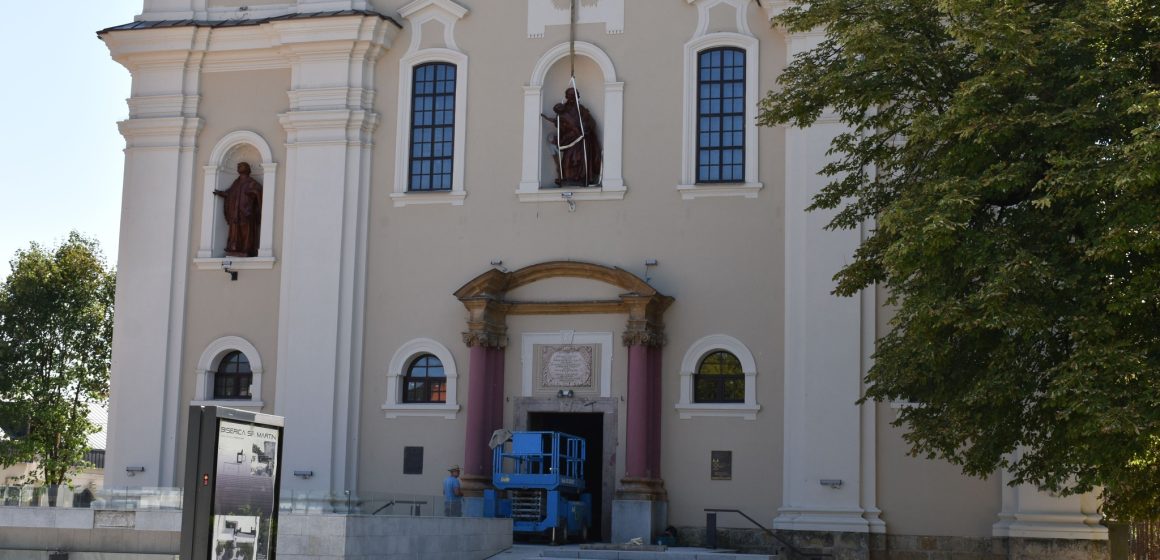 BISERICA SFÂNTA TREIME: Statuile restaurate au fost amplasate în nișele de pe fațada bisericii BISERICA SFÂNTA TREIME: Statuile restaurate au fost amplasate în nișele de pe fațada bisericii