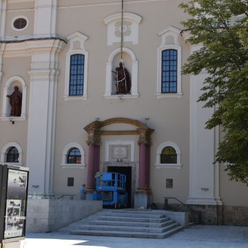 BISERICA SFÂNTA TREIME: Statuile restaurate au fost amplasate în nișele de pe fațada bisericii