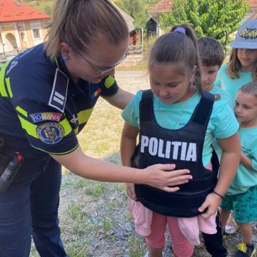 VACANȚĂ: Polițiștii de prevenire prezenți la tabăra „În satul românesc între tradiție și credință” VACANȚĂ: Polițiștii de prevenire prezenți la tabăra „În satul românesc între tradiție și credință”