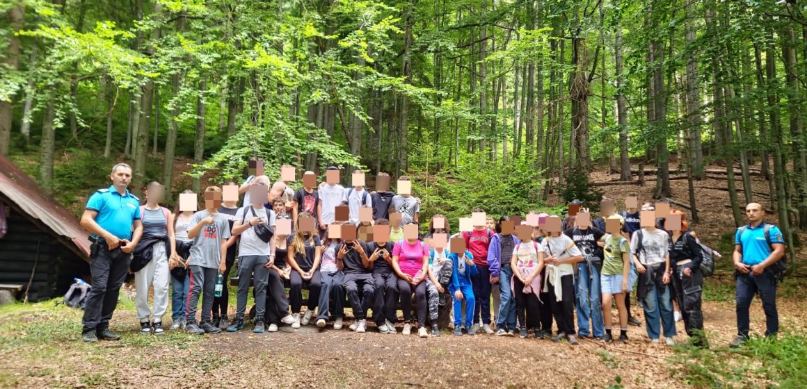 EXPERIENȚĂ: Prima drumeție pe munte  pentru 46 de copii din Constanța  alături de jandarmii montani maramureșeni