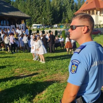 LA DATORIE: Jandarmii, alături de cetățeni de Sfânta Maria la mănăstiri și biserici