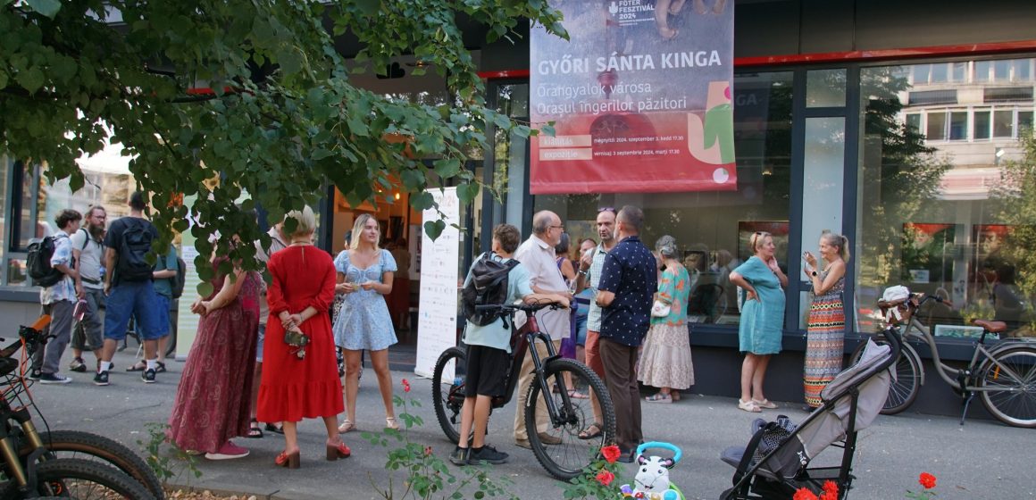 VIDEO: Orașul îngerilor păzitori – de Győri Sánta Kinga, vernisajul expoziției