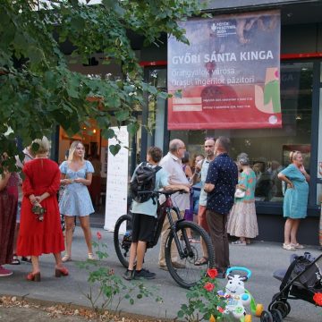 VIDEO: Orașul îngerilor păzitori – de Győri Sánta Kinga, vernisajul expoziției