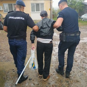 SIMȚ CIVIC: Un bărbat de 70 de ani căzut în parc, ajutat de jandarmii lăpușeni