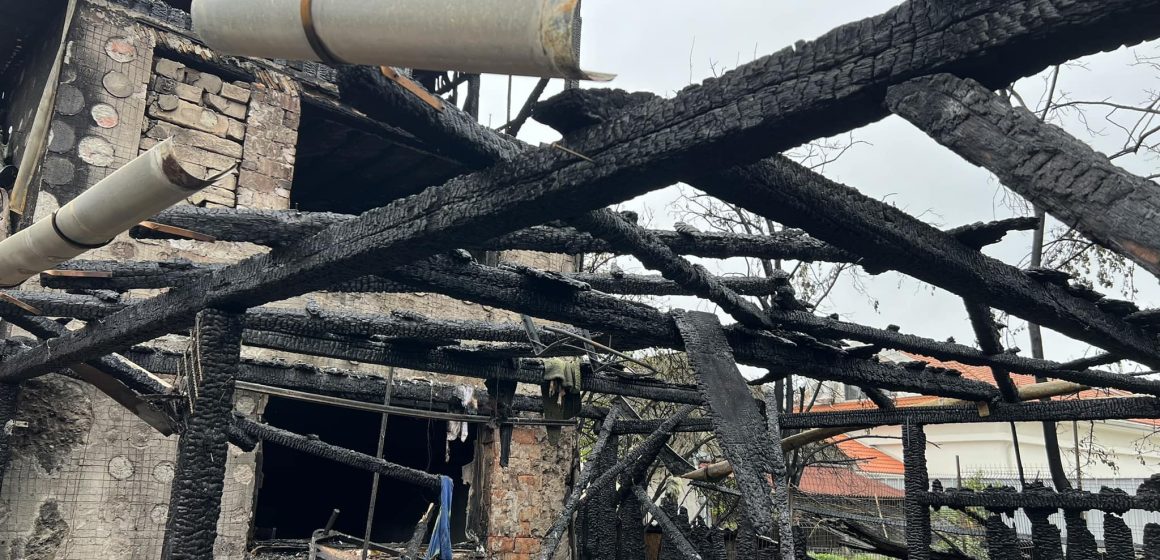 SOLIDARITATE: Sprijin pentru familia din Sighetu Marmației cu 5 copii în grijă a cărei casă a fost distrusă de flăcări