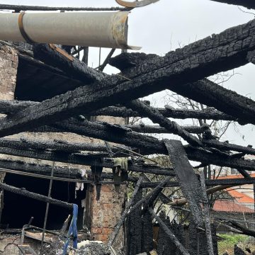 SOLIDARITATE: Sprijin pentru familia din Sighetu Marmației cu 5 copii în grijă a cărei casă a fost distrusă de flăcări SOLIDARITATE: Sprijin pentru familia din Sighetu Marmației cu 5 copii în grijă a cărei casă a fost distrusă de flăcări