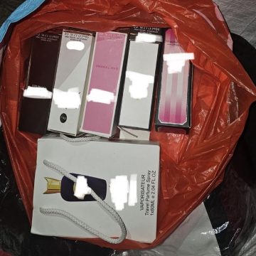 SIGHET: Îmbrăcăminte și parfumuri contrafăcute, confiscate în urma unei percheziții SIGHET: Îmbrăcăminte și parfumuri contrafăcute, confiscate în urma unei percheziții