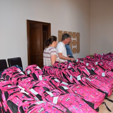 SIGHET: 321 de ghiozdane pentru copiii din clasele pregătitoare SIGHET: 321 de ghiozdane pentru copiii din clasele pregătitoare