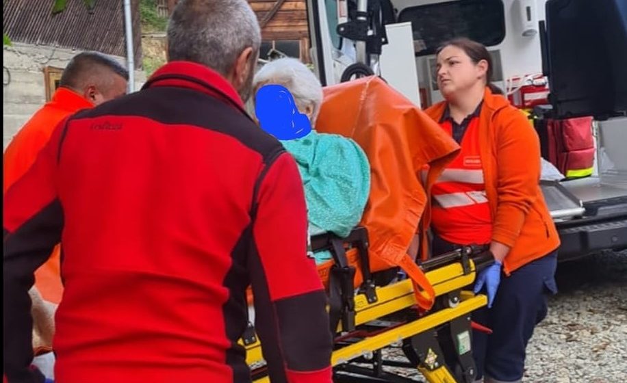 VIȘEU DE SUS: Acțiune a salvamontiștilor în sprijinul unei femei de 85 de ani cu probleme medicale