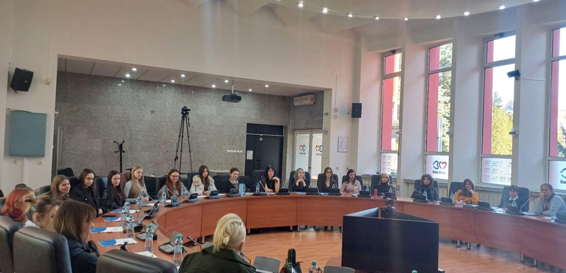 VIZITĂ: Tineri liceeni la Primăria Municipiului Baia Mare