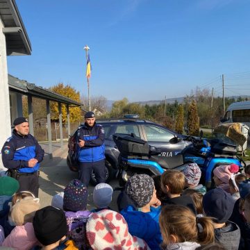 INSPECTORATUL DE JANDARMI continuă activitățile de prevenire și informare în unitățile școlare din județ INSPECTORATUL DE JANDARMI continuă activitățile de prevenire și informare în unitățile școlare din județ