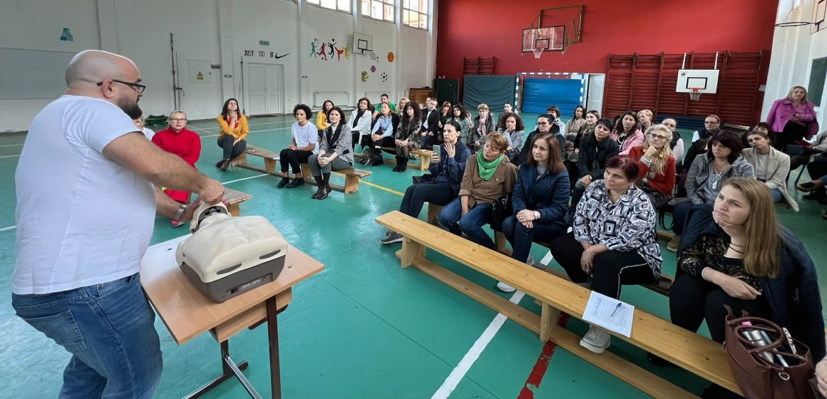 CURS DE PRIM AJUTOR dedicat cadrelor didactice de la Școala Gimnazială „Nicolae Iorga” CURS DE PRIM AJUTOR dedicat cadrelor didactice de la Școala Gimnazială „Nicolae Iorga”