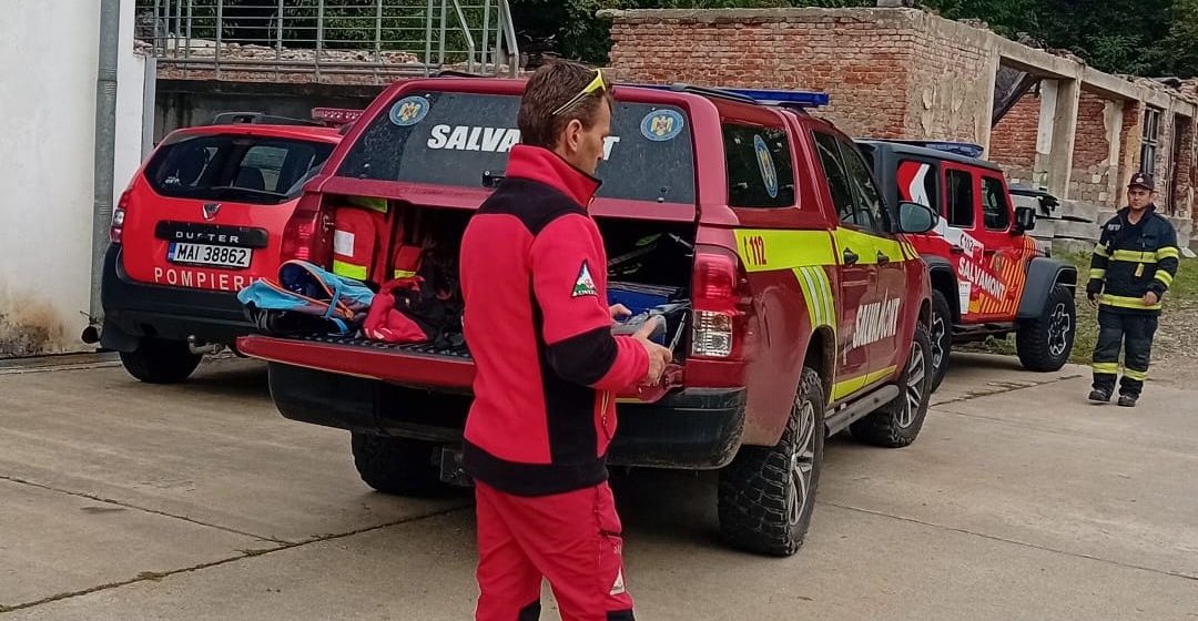 SALVAMONT: Bărbat rătăcit, salvat dintr-o zonă greu accesibilă din Ferneziu