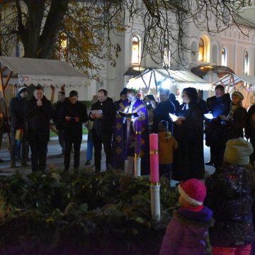 ADVENT: S-a aprins cea de a treia lumânare pe coroana uriașă din Țințirim ADVENT: S-a aprins cea de a treia lumânare pe coroana uriașă din Țințirim