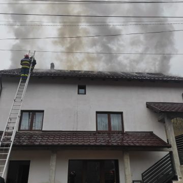 ȘIEU: Acoperiș cuprins de flăcări ȘIEU: Acoperiș cuprins de flăcări