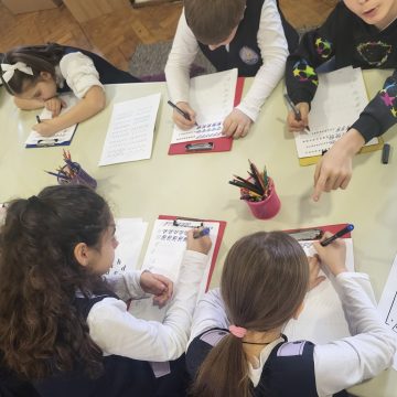 MUZEUL JUDEȚEAN DE ISTORIE: Ziua internațională a scrisului de mână – penița călătoare